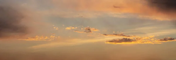 太陽に照らされた暗い金色の雲の夜の空 — ストック写真