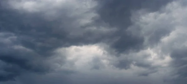 Δραματικός Ουρανός Σκοτεινά Πυκνά Σύννεφα Πριν Από Μια Καταιγίδα — Φωτογραφία Αρχείου