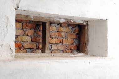 Güvenlik amacıyla bodrumda tuğla kaplı bir pencere, acil durumlar için bir barınak.