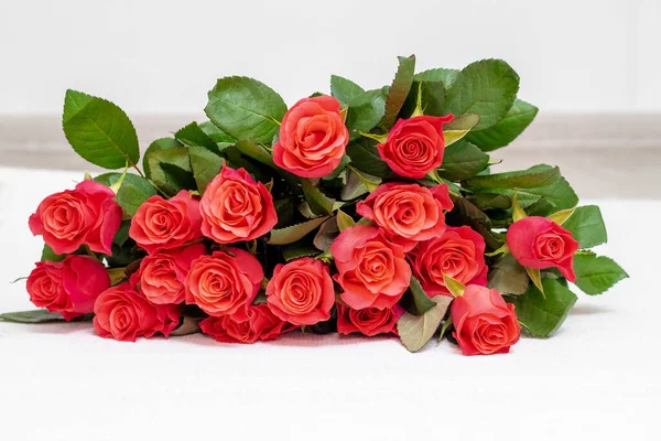 Rosas Vermelhas Buquê Rosas Vermelhas Para Parabenizar Pelo Feriado — Fotografia de Stock
