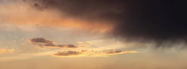 日没の間の劇的な空の暗い嵐の雲 — ストック写真