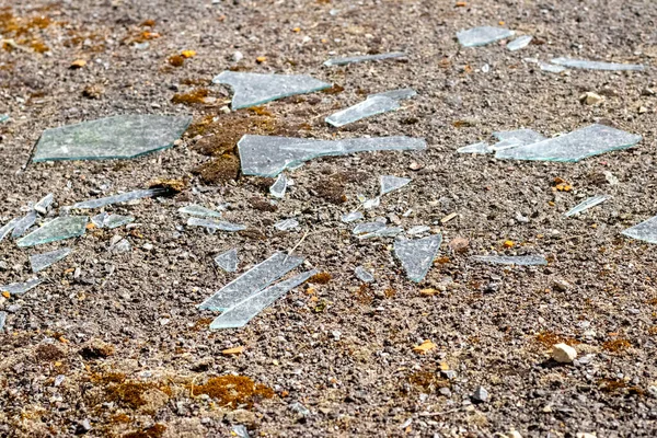 因流氓行为 战争或意外事故而破碎的混凝土玻璃 — 图库照片