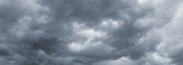 Dramatischer Himmel Mit Dunklen Dichten Wolken Vor Einem Gewitter — Stockfoto
