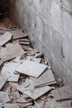 Yere bakan fayanslar sökülmüş. İnşaat atıkları, tesisin onarımı.