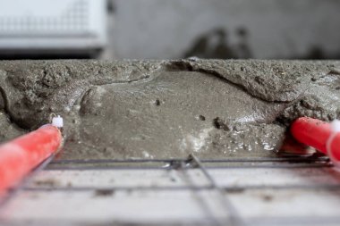 Yeraltı ısıtma sistemleri için polipropilen boruların yerleştirilmesi, zeminin betonla doldurulması