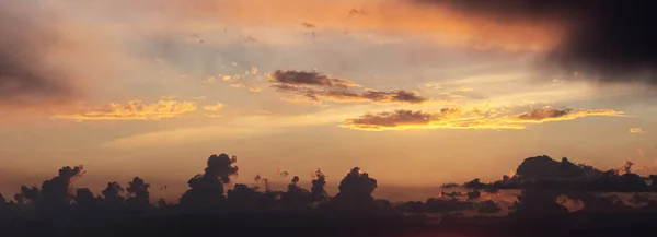 Dunkler Dramatischer Himmel Mit Wolken Bei Sonnenuntergang Dämmerung — Stockfoto