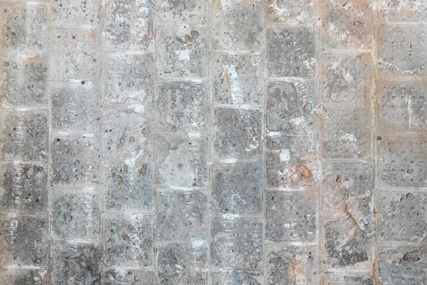 解体された瓦の跡が残る灰色のコンクリート壁の質感 — ストック写真
