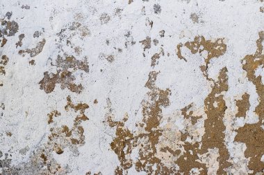 Beyaz boyalı bir duvarın dokusu ve soyulmuş boya izleri.