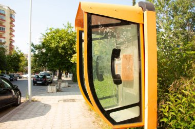 Arnavutluk 'un Vlora kentindeki bir sokakta eski moda bir telefon kulübesi