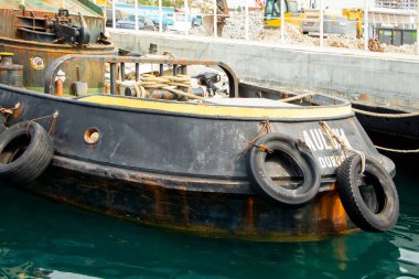  Arnavutluk, Vlora, Ağustos 2023. Deniz kıyısında küçük bir yük mavnası.