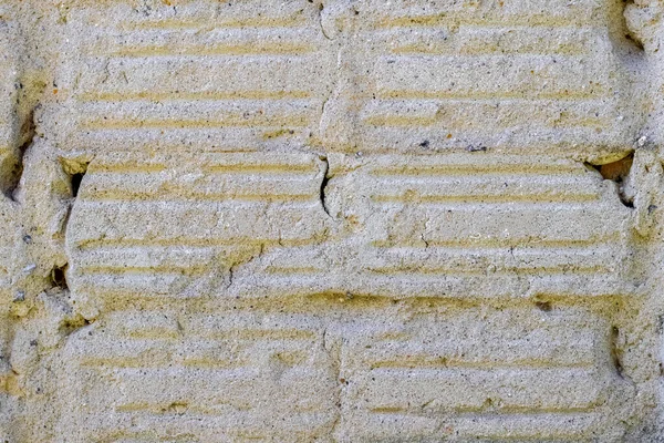 解体されたタイルに面した垂直ストライプのコンクリート壁 — ストック写真