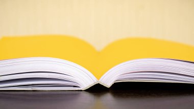 Tahta bir masanın üzerinde açık bir kitabın yakın plan görüntüsü, boşluğu kopyala