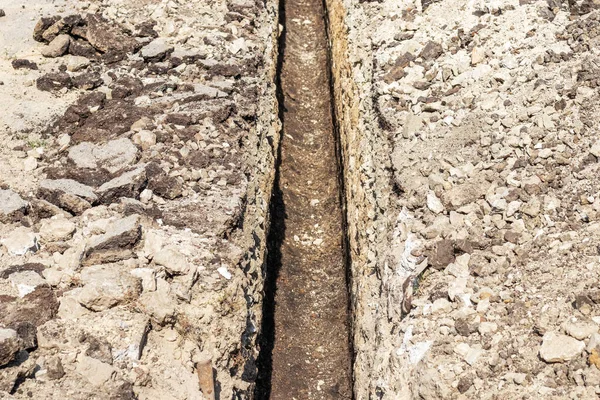 Kanalizasyon Boruları Için Uzun Bir Siper — Stok fotoğraf