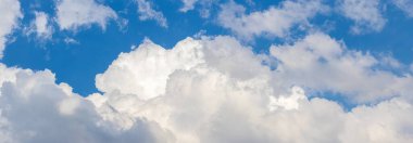 Güneşli havada mavi gökyüzünde beyaz kıvırcık bulutlar