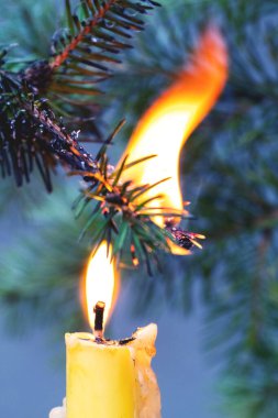 Noel ağacının bir dalı, güvenlik kurallarına uymadığı için yanan bir mumla alev aldı.