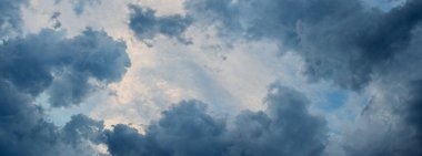 Kasvetli, yoğun bulutlarla dolu dramatik gökyüzü fırtınadan önce