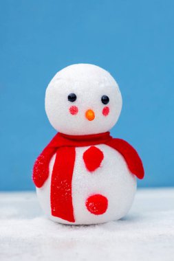 Karda şapkasız komik, tuhaf kardan adam, kel kardan adam.