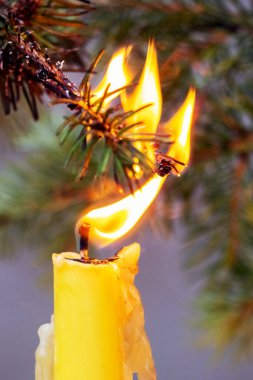 Noel ağacının bir dalı, güvenlik kurallarına uymadığı için yanan bir mumla alev aldı.