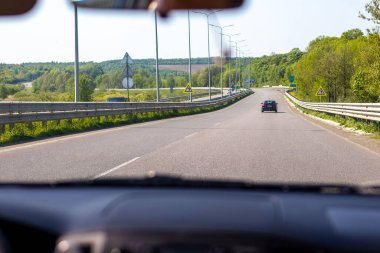 Otobanda trafik, arabanın içinden manzara.