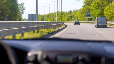 Otobanda trafik, arabanın içinden manzara.