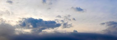 Akşam gökyüzünde koyu mavi bulutlar