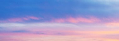 Akşam gökyüzü mavi ve pembe bulutlarla