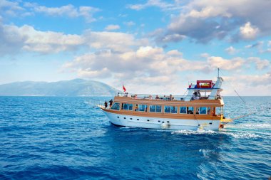 Vlora, Arnavutluk, 23 Temmuz. Adriyatik Denizi 'ndeki bir rıhtımda gezinen yatlar