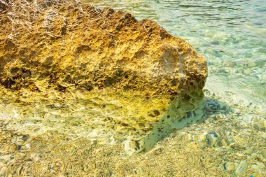 İyon Denizi kıyısında büyük bir taş