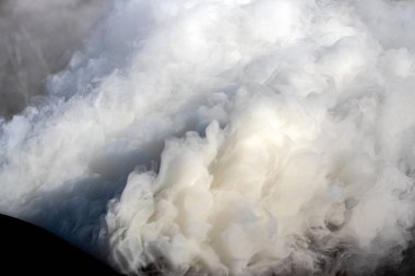 Güneş ışığında gri ve beyaz duman