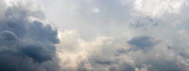 Yağmurlu gökyüzü gri-mavi bulutlarla kaplıdır.