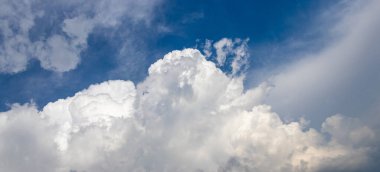 Mavi gökyüzünde büyük beyaz kıvırcık bulut