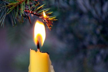 Noel ağacının bir dalı, güvenlik kurallarına uymadığı için yanan bir mumla alev aldı.