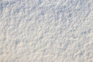 Güneşli havada sert bir kar dokusu.