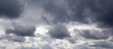 Gri yağmur bulutlarıyla gökyüzü