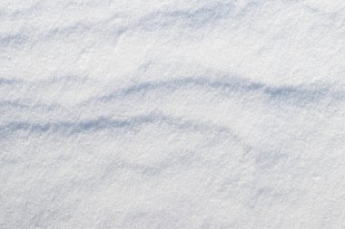Kar fırtınasından sonra katman izleri olan kar dokusu