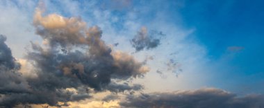 dramatik gökyüzü, karanlık bulutlar mavi gökyüzünde gün batımından sonra