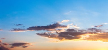 Akşam gökyüzünde gün batımında renkli bulutlar