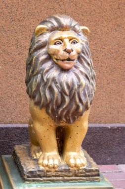 Evin yakınındaki aslan heykeli.