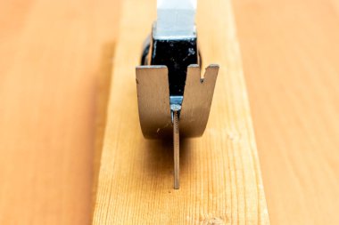 Tahtadan metal çiviyi çıkaran beyaz saplı çekiç sökme ve onarma işlemi, inşaat aracı