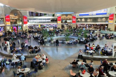 LOD, ISR - NOV 01 2022: Ben Gurion Havalimanı 'ndaki Airside gümrüksüz rotunda yolcuları, yolcu tecrübesi ve güvenlik seviyesi nedeniyle Orta Doğu' nun en iyi havaalanlarından biri olarak kabul edilmektedir..