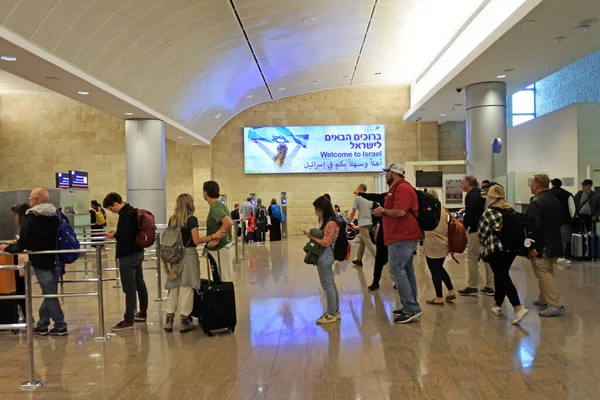 Lod Isr Nov 2022 在本古里安机场移民检查站排队的乘客 在202年期间 共有27 050名来自全球各地的移民抵达以色列 — 图库照片