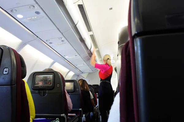 Brisbane Oct 2022 Qantas Luchtwegen Vrouwelijke Stewardess Sluit Bovenliggende Bagageruimte — Stockfoto