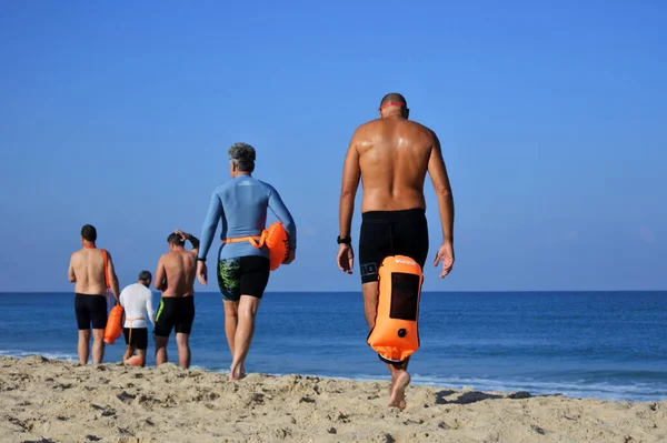 Askelon Isr 11月04 2022 晴れた日に地中海で水泳の練習に行くイスラエルの男性のグループ 水泳は地中海沿岸に沿ってイスラエルの多くのビーチで人気があります — ストック写真