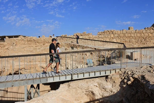 Masada Isr Nov 2022 游客参观以色列圣地的Masada古堡 该网站每年吸引约75万名游客 — 图库照片