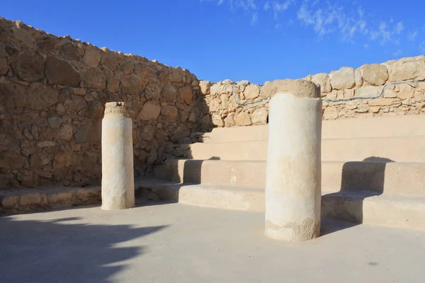 Masada Isr Nov 2022 在圣地以色列的Masada犹太教堂的两个柱子 王希律大帝在山上为自己建造了两座宫殿 并在公元前37年至31年间加强了玛格达的防御工事 — 图库照片