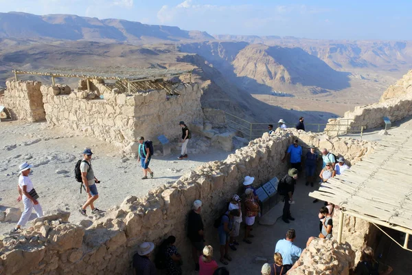 Masada Isr Nov 2022 游客参观以色列圣地的Masada古堡 该网站每年吸引约75万名游客 — 图库照片