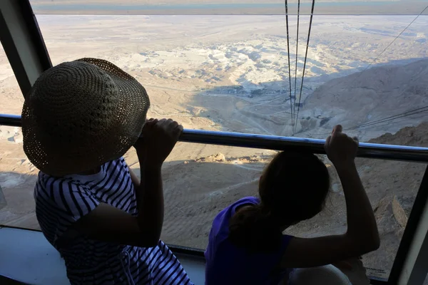 Masada Isr Nov 2022 游客乘坐Masada缆车 这是一座位于以色列古老城堡Masada的空中缆车 它坐落在死海附近 是世界上最低的空中缆车 — 图库照片