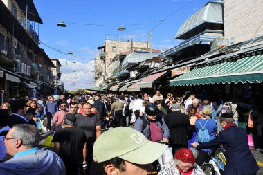 JERUSALEM - NOV 11 2022: Cuma günleri Mahane Yehuda Market 'te alışveriş yapan İsrailliler. Pazar 250' den fazla satıcı ve diğer ürünlerle yerli halk ve turistler arasında popüler.