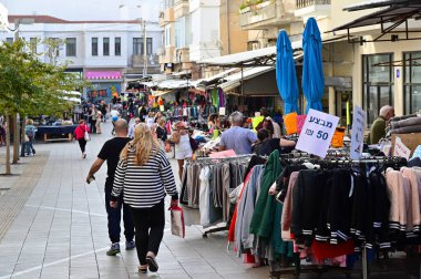 TEL AVIV YAFO - NOV 22 2022: İsrail halkı Tel Aviv 'deki Bezalel Market' ten alışveriş yapıyor. Kumaş, tekstil ve çeşitli giysiler satan tezgahlarla dolu hareketli bir açık hava pazarı..