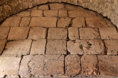 JERUSALEM - NOV 15 2022: Batı Duvarı 'ndaki en kutsal yer. Yahudiliğe göre yaratılış başladığı ve İbrahim' in İshak 'ı kurban etmeye hazırlandığı yer olan Stone Vakfı' na geçiş yeri..